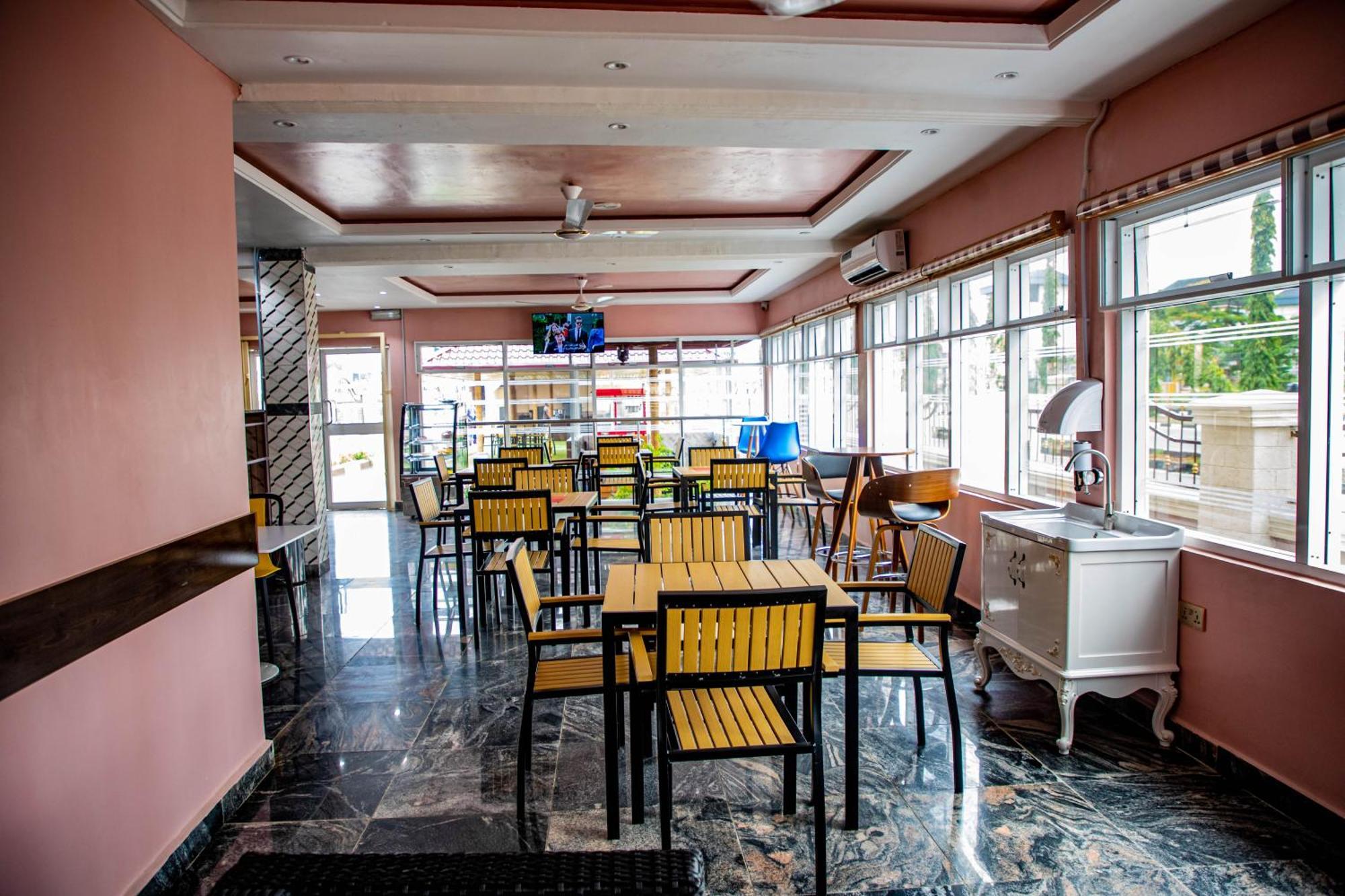Villa Hilton Hotels Uyo 外观 照片