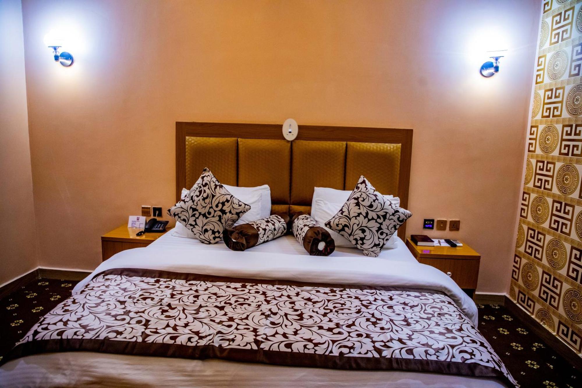 Villa Hilton Hotels Uyo 外观 照片
